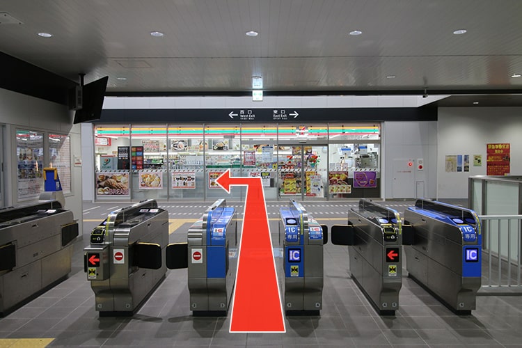 ①JR野崎駅の改札を出たら左折してください